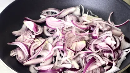Cum călești ceapa corect, de fapt. Greșeala care îi strică tot gustul e făcută de toți românii