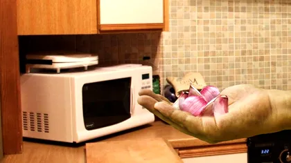 Cum cureți usturoiul cu ajutorul cuptorului cu microunde. Cele mai tari trucuri utile