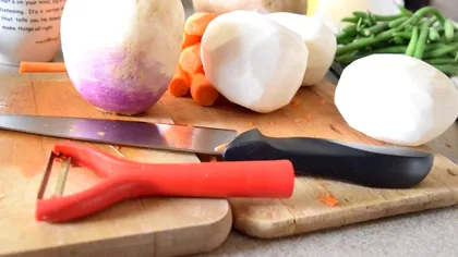 Cum se folosește corect aparatul de curățat legume. Doar 4 din 10 gospodine știu trucurile astea