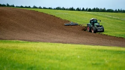 Cum testezi textura solului cu mâna. Trucul genial al fermierilor care îți spune cât de bun e
