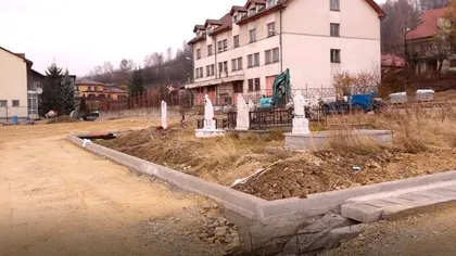 O parcare din România are în mijloc un cimitir. În ce oraş din țară fost posibil aşa ceva
