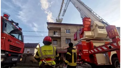 Incendiu în cursul zilei de azi în Bistrița-Năsăud. Opt persoane, evacuate după ce acoperişul unui bloc de locuinţe a luat foc