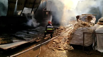 80 de pompieri militari şi civili acţionează pentru stingerea incendiului de la Brănești. A izbucnit la un atelier de prelucrare a lemnului