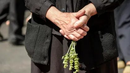 Gest emoționant al polițiștilor din Maramureș. Au ajutat o bunică cu asigurarea de lemne de foc, necesare pe durata întregii ierni