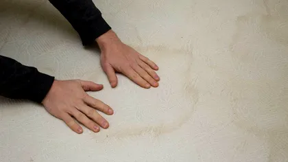 Trucul secret care te scapă de petele galbene de pe saltea. Durează doar câteva minute