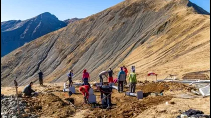 Ce se întâmplă acum cu refugiul Scara din Munţii Făgăraş după ce vechiul adăpost a fost luat de vânt din cauză că turiştii au furat șuruburile