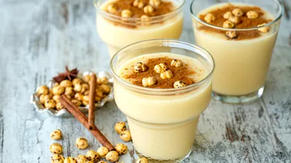 Băutura care i-a cucerit pe bunicii noștri, din nou în prim-plan. Românii o consumă din ce în ce mai mult