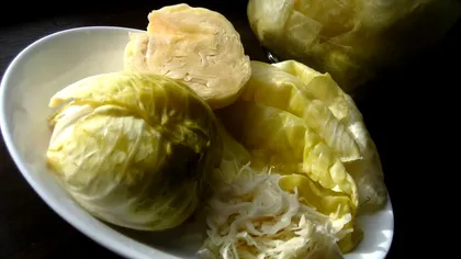 Temperatura optimă la care trebuie să lași varza pentru murare. Ce secret, așa se acrește cel mai bine