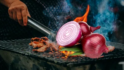 Leguma cu care trebuie să cureţi grătarul înainte de a prepara carnea. Efectul este uimitor