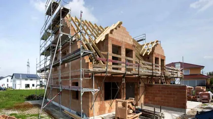 Cel mai ieftin material pentru construcția unei case. Acest bărbat a cheltuit doar 200 de euro pentru a îl achiziționa