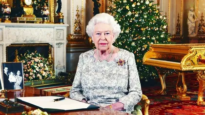 Ce le face Regina Elisabeta tuturor invitaţilor după masa de Crăciun. Tradiţia bizară a familiei regale