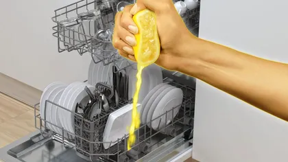 A turnat zeamă de lămâie în mașina de spălat vase și a pornit programul. Ce s-a întâmplat e uimitor