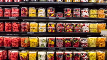 Produsele interzise în supermarketuri din 2023. Ce nu vor mai putea cumpăra oamenii