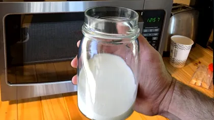 Ce se întâmplă dacă pui un borcan cu lapte în cuptorul cu microunde, 30 de secunde. Truc genial pentru fiecare dimineață