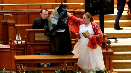 Diana Șoșoacă, jefuită chiar în Parlament. Ce i s-a luat și pe cine bănuiește senatoarea