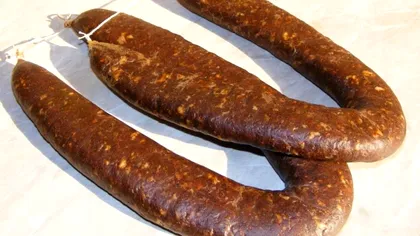 Greșeala pe care o fac românii când usucă cârnații. Câtă sare trebuie pusă, de fapt