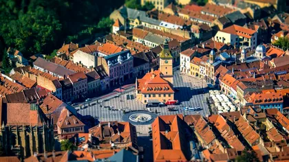 Singurul oraș din România care are un munte în centru. Zeci de turiști aleg să îl viziteze