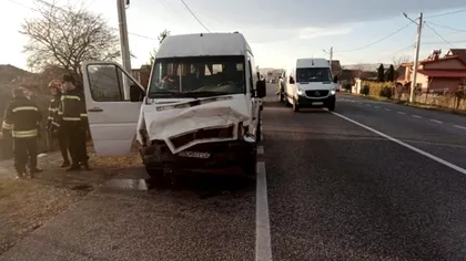 Ultima oră! Microbuz școlar cu 16 persoane, implicat într-un accident teribil, în Bacău. 7 elevi au fost transportați de urgență la spital