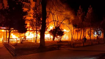 Ultima oră! Incendiu puternic la un restaurant din Onești. Zeci de persoane, evacuate de urgență