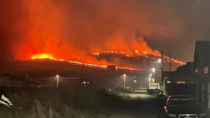 Incendiu teribil pe Muntele Pietricica. Mai multe case și o mănăstire, în pericol. Zeci de pompieri au intervenit de urgență. Video