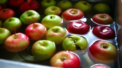 Ce se întâmplă dacă pui mere în apă sărată. Trucul genial folosit de străbunii noștri