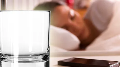De ce să ții telefonul într-un pahar în fiecare noapte. Trucul incredibil de care nu știe lumea