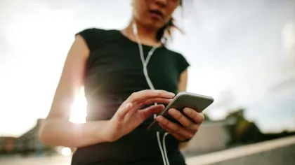 De ce să nu ții telefonul în mână când alergi. Avertismentul neașteptat al unui medic