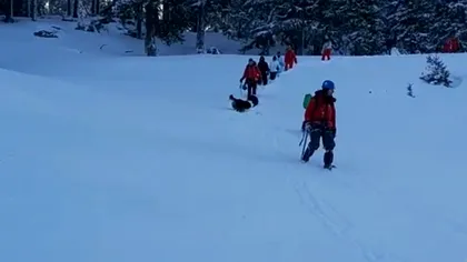 Trei adulți și patru copii, surprinși de viscol la Bâlea Lac. Salvamontiștii i-au coborât în siguranță de pe munte