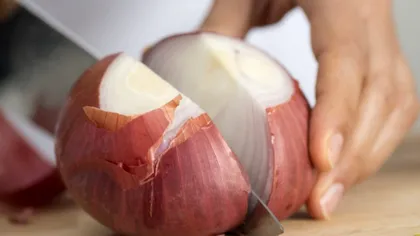 Greșeala banală pe care o fac românii cu ceapa în salată. Ce tip se pune, de fapt