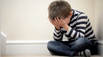 Teroarea unui băiat de 8 ani, obligat de tată să trăiască printre cranii și schelete. Ce pățea mama lui dacă protesta