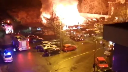 Ultima oră! Incendiu devastator în Slatina. Clădire cuprinsă în întregime de flăcări și mașini arse. Pompierii s-au luptat mai multe ore cu flăcările
