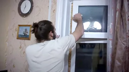 Ce se întâmplă când deschizi geamul la minus 60 de grade. Video care te va îngheța pe loc