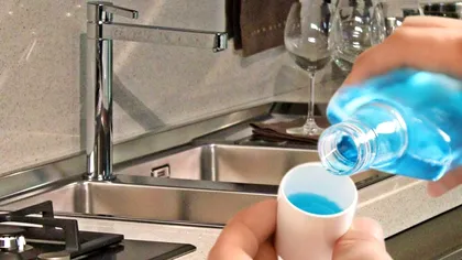 A turnat apă de gură în chiuveta din bucătărie și a așteptat câteva minute. Ce s-a întâmplat e genial