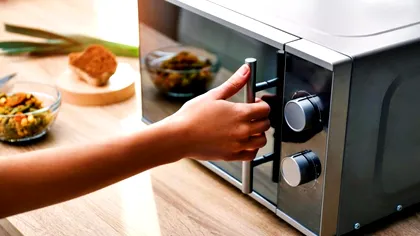 Ce se întâmplă dacă deschizi ușa cuptorului cu microunde în timp ce îți încălzește mâncarea. E sau nu periculos?