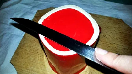 Cum ascuți cuțitele de bucătărie cu cana de cafea. Cel mai ieftin și genial truc de care ai auzit până acum