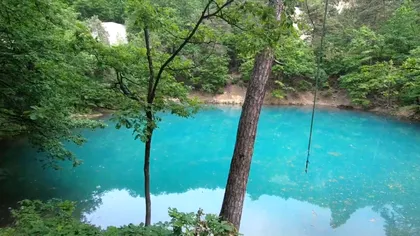 Singurul lac din Europa care își schimbă culoarea e în România. Ce „magie” îl înconjoară VIDEO