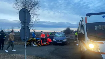 Accident extrem de grav în Arad. Un copil de 8 ani a murit, iar alți cinci au fost transportați la spital. Ce greșeală uriașă a făcut șoferul
