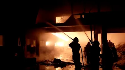Incendiu uriaș la o fabrică de mobilă din Maramureș. Pompierii se luptă de peste 5 ore cu flăcările. Ce s-a întâmplat cu angajații
