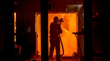 Incendiu puternic într-un bloc din Piatra-Neamț. Un bărbat a fost scos din locuință în stare gravă, iar doi copii au necesitat îngrijiri medicale