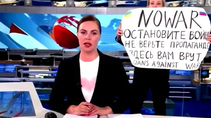 Șoc total la un post TV din Rusia. O jurnalistă a apărut în timpul știrilor cu un mesaj anti-război scris pe o pancartă: „Sunteți mințiți