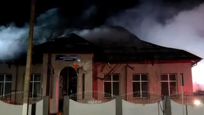O școală din Olt recent renovată a fost distrusă de un incendiu. Pompierii s-au luptat șapte ore cu flăcările
