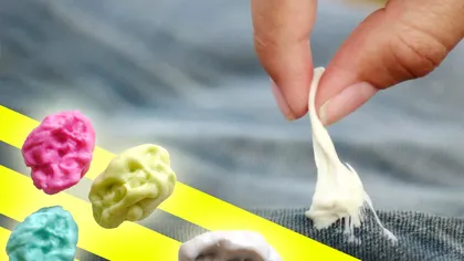 Soluția care îți curăță guma de mestecat de pe haine. Nu o să mai ai probleme de acum înainte