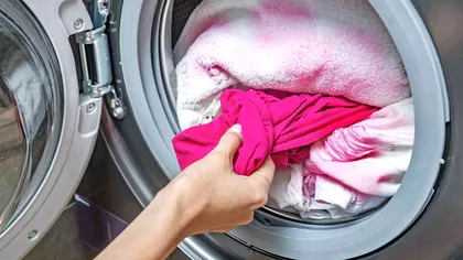 Trucurile banale pentru spălarea hainelor fără detergent. Cum scoți petele la mașina de spălat