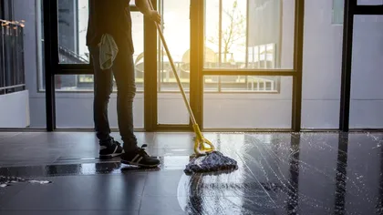 Ce salariu are o femeie de serviciu într-un bloc din România în 2022. Ai putea trăi din banii aceștia?