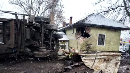 Accident cumplit în Brăila. TIR, lovit în plin de un tren plin de călători și proiectat într-o casă. Bilanțul victimelor