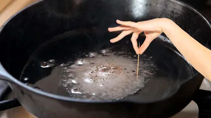 De ce să testezi cu o scobitoare uleiul înainte de a prăji cartofii. Trucul este genial