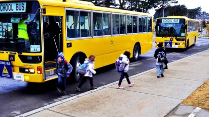 O primărie din România vinde autobuzele școlare pentru a plăti datoria către lăutari. Ireal ce s-a întâmplat