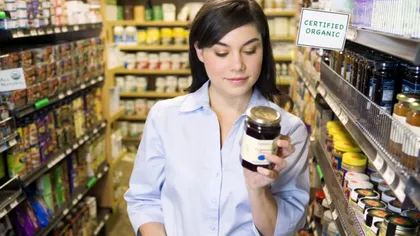 Citești eticheta fiecărui produs expus la raft? În ce pericol te afli, conform specialiștilor