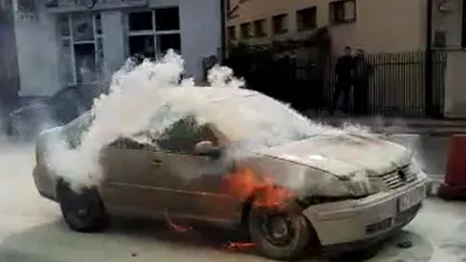 Imagini de groază în Târgu Jiu. O mașină a fost cuprinsă de flăcări în mers. Ce s-a întâmplat cu șoferul