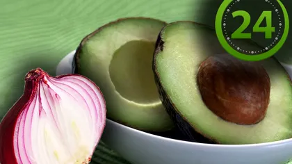 A pus un avocado într-un bol și lângă a lăsat jumătate de ceapă. Trucul genial pe care l-a descoperit în 24 de ore